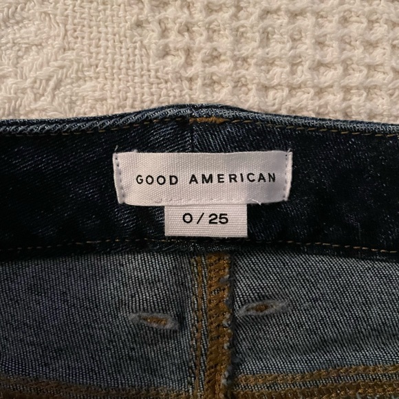 Good American Good Legs Crop Jeans - Picture 3 of 4